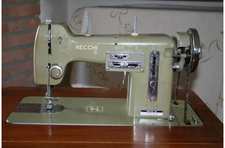 Macchina per cucire necchi funzionante Macchina per cucire necchi funzionante